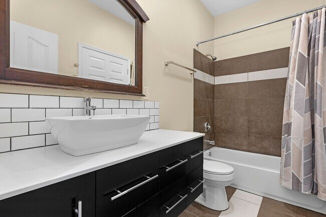 Building Photo - 212 E Chase St