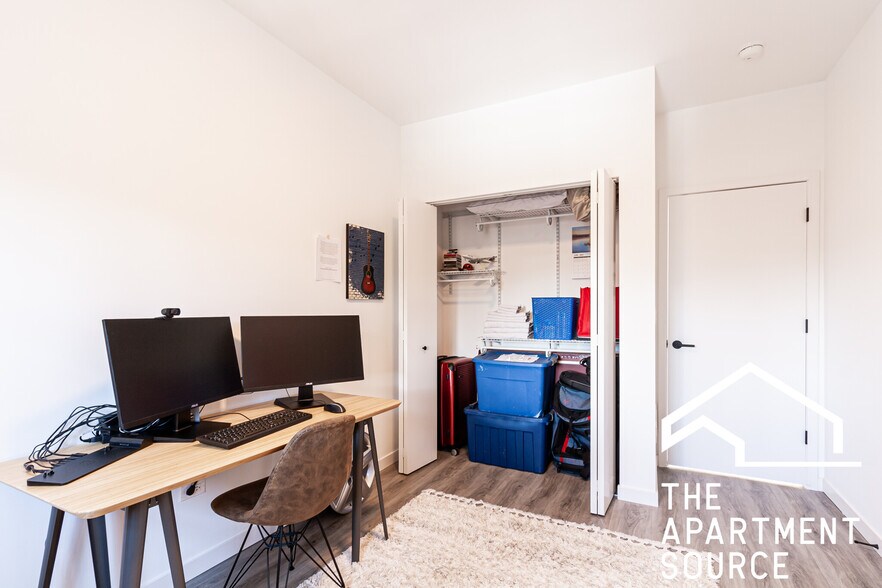 Building Photo - 2743 W Division St