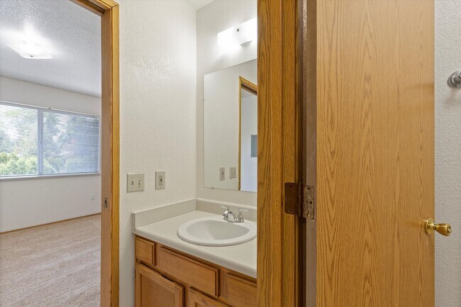 Building Photo - 2 Bedroom Townhouse