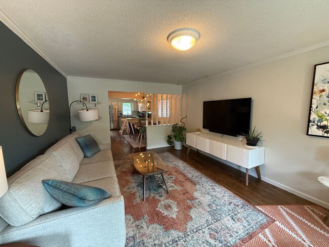 Building Photo - Beautifully Updated 4 Bed 2 Bath St.Paul S...