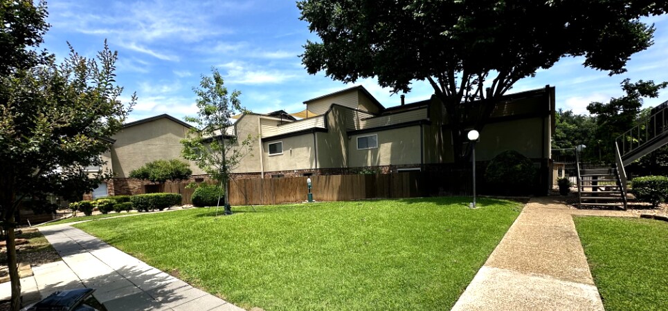 Pet friendly community courtyard - 6723 Eastridge Dr