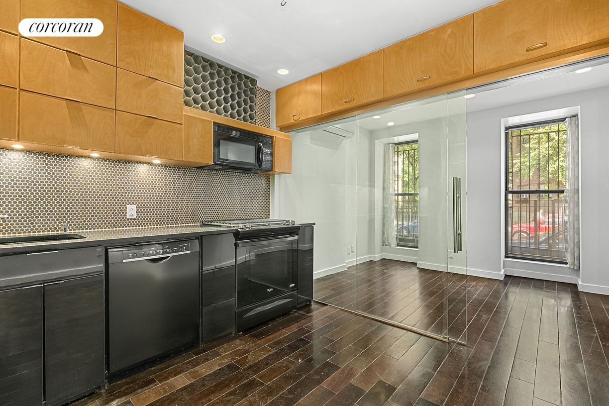 Building Photo - 448 W 25th St