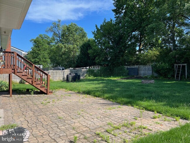 Building Photo - 22 Lamp Post Ln