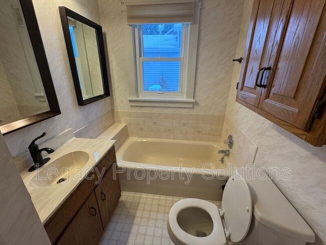 Building Photo - 609 N 13th St