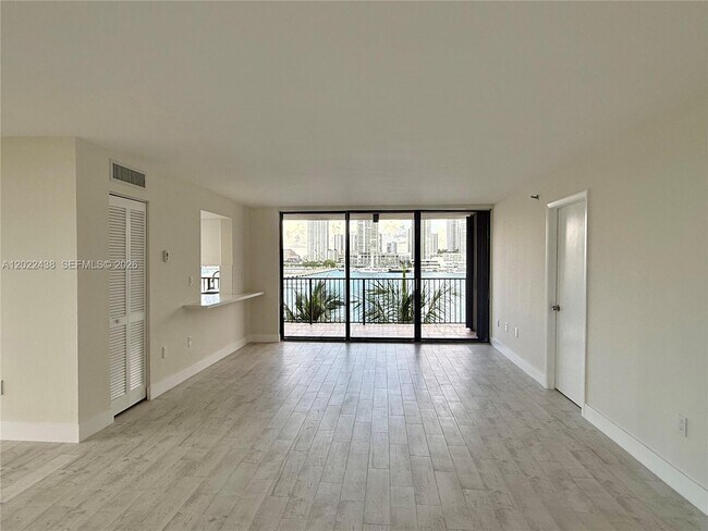 Building Photo - 801 N Venetian Dr