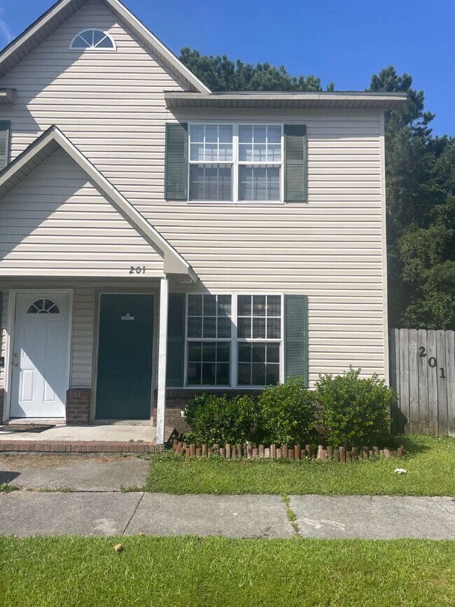 Building Photo - Two Bedroom, 1.5 Bath Townhome-201 Mesa Ln.