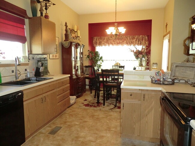 Building Photo - Lovely Duplex in 55+ Community