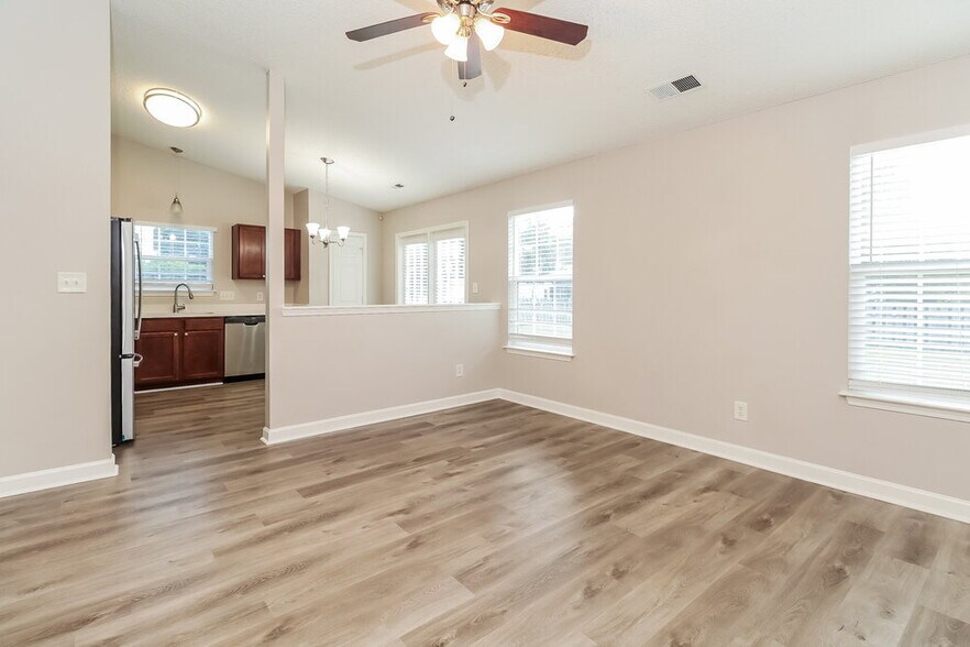 Building Photo - 515 River View Dr
