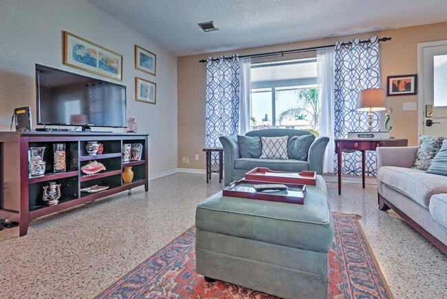 Building Photo - 157 Longwood Dr