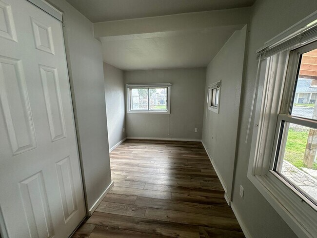 Building Photo - 1010 E 8th St