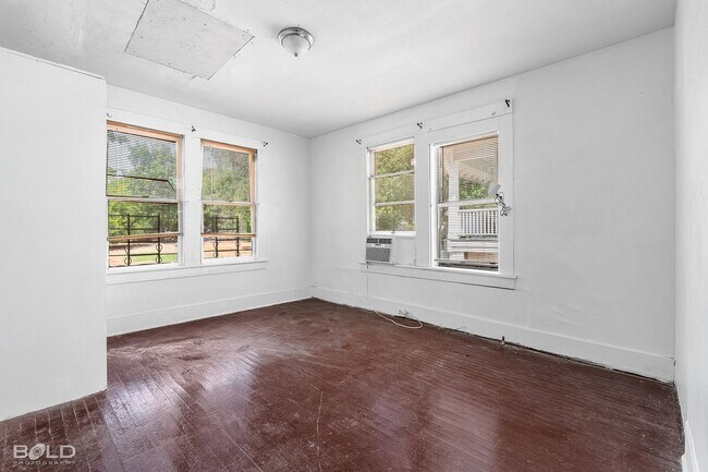 Building Photo - 315 Robinson Pl