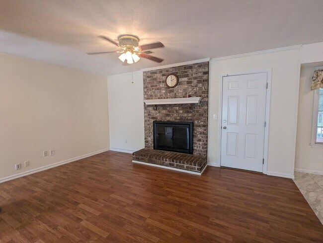 Building Photo - Ranch Style 3BD/ 2 Bath - Fully Fenced In!