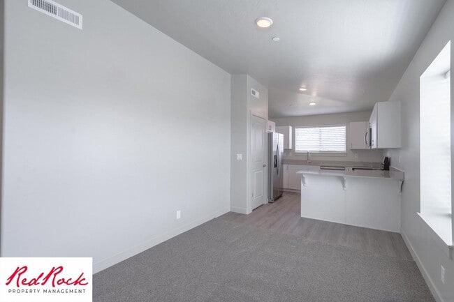 Building Photo - Charming 2 Bedroom End Unit Condo - Pet Friendly!