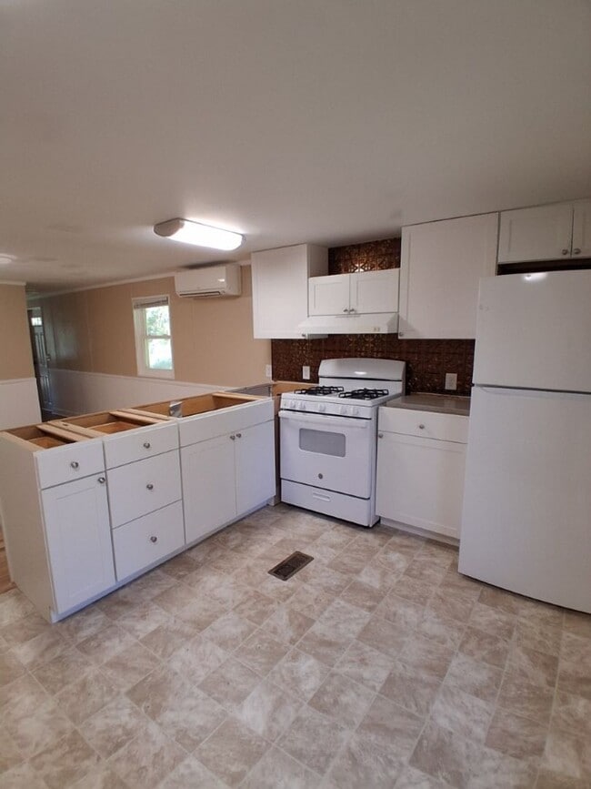 Building Photo - $1,800 - 2 Bedroom / 1 Bath Mobile Home Sitting on the Tuckasegee River