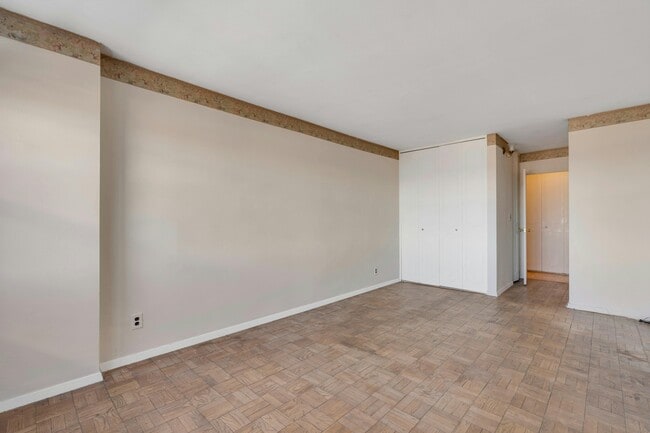 Building Photo - 2100 Linwood Ave