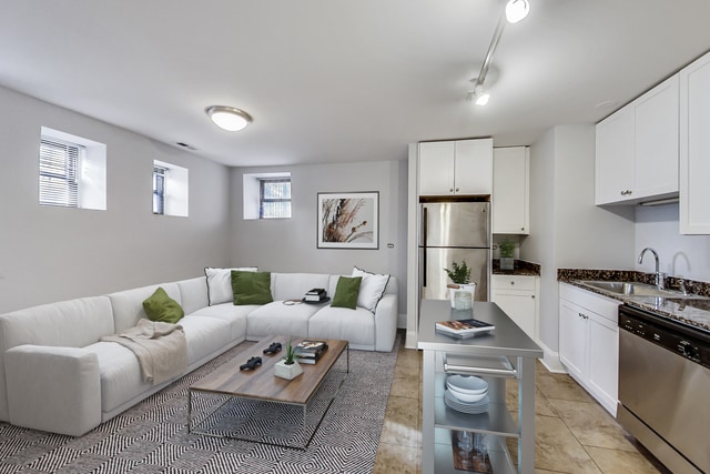 Building Photo - 320 W Evergreen Ave