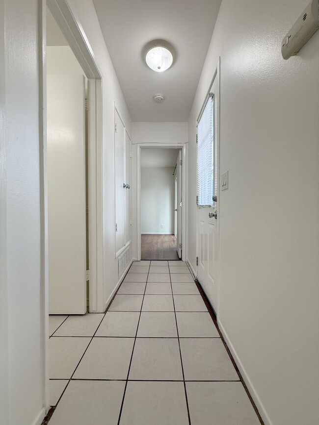 Building Photo - Rare Surfside One Bed Condo with Two Car G...