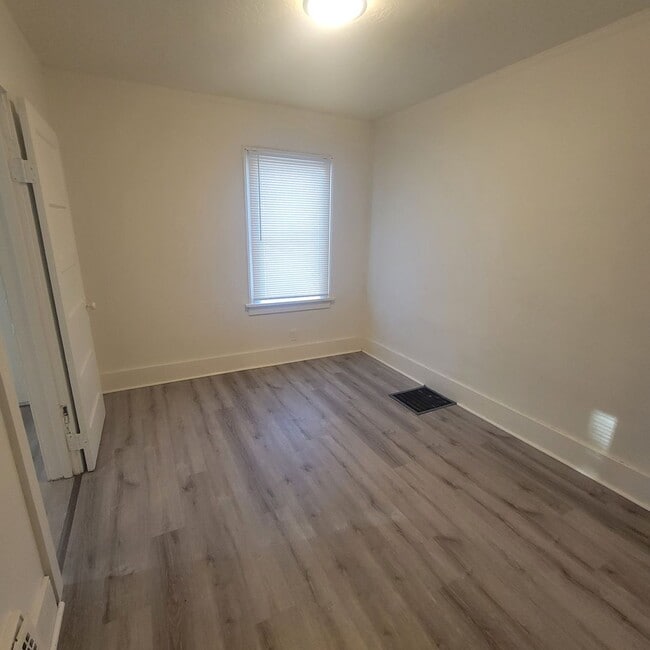 Building Photo - $900 2 Bedroom 1 Bathroom Home