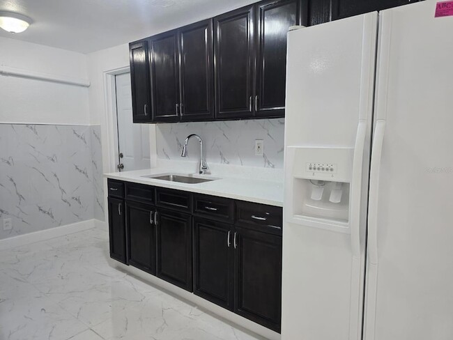 Building Photo - 1813 Hacienda Way