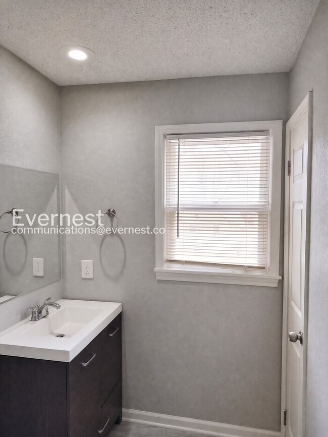 Building Photo - 4 Bed, 2 Bath Home with Garage / Pet-Friendly / Coming Soon!