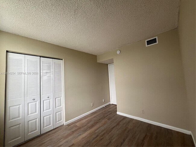 Building Photo - 212 Lake Pointe Dr
