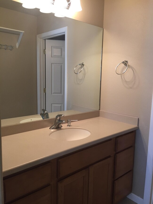 Building Photo - 441 Country Club Ln