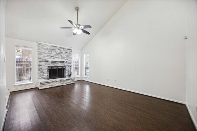 Building Photo - 13895 Hollowgreen Dr