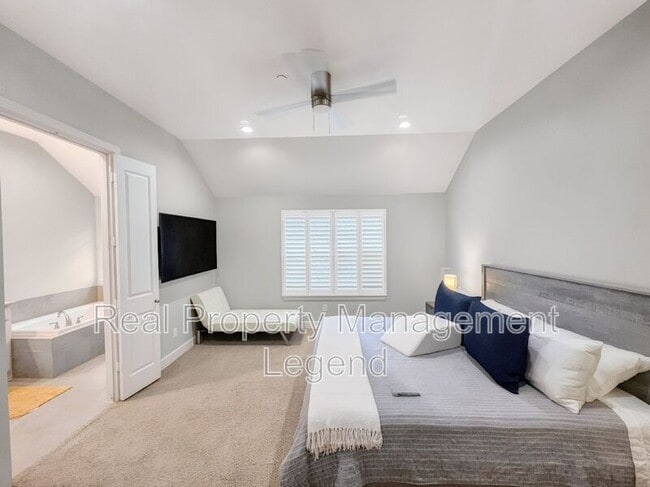 Building Photo - 15850 Quorum Dr