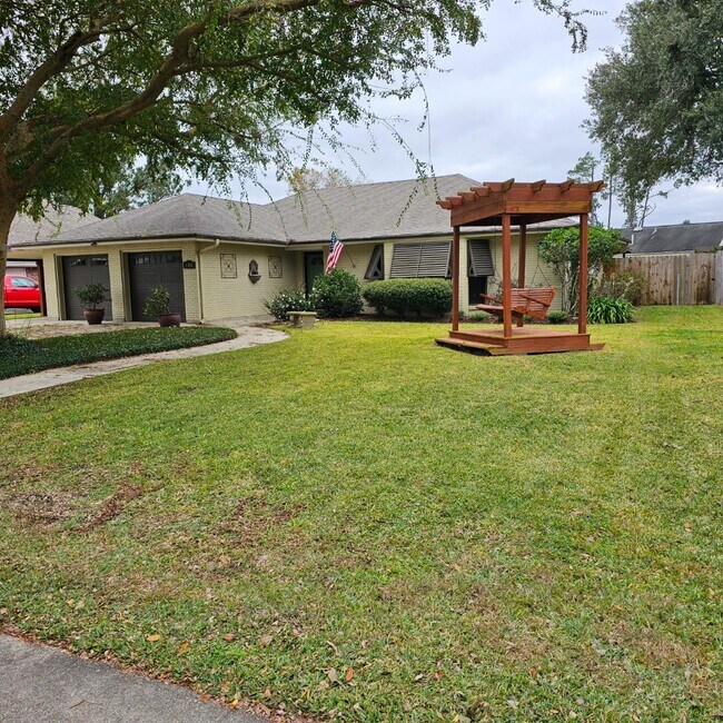 Building Photo - 106 E Garden Dr
