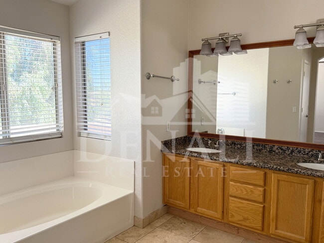 Building Photo - 1274 W Sparrow Ct