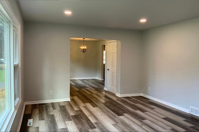 Building Photo - 3929 Pinecrest Rd