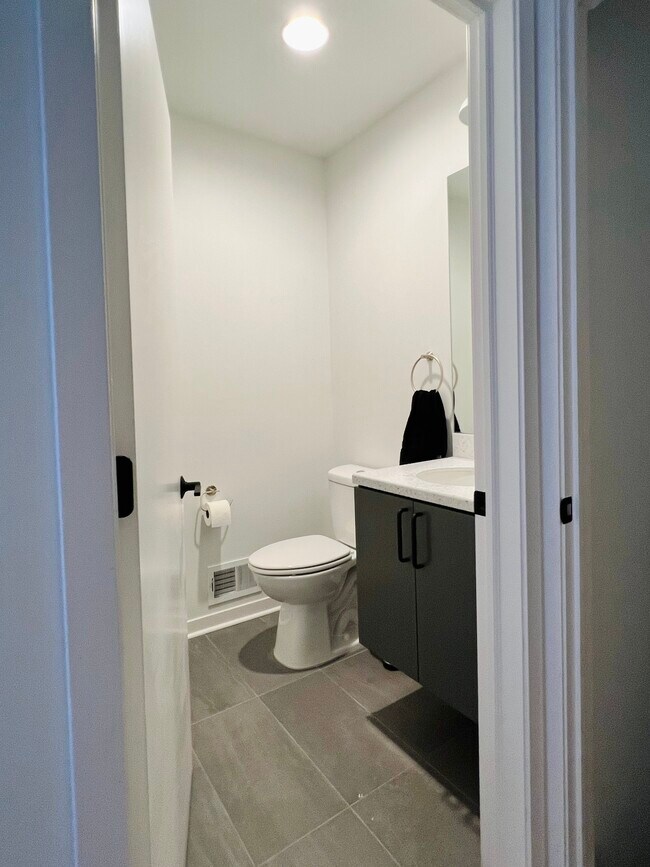 Half bathroom - 8233 John R St