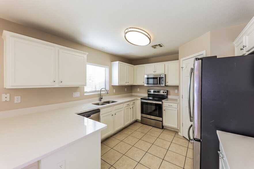 Building Photo - 591 S 167th Dr