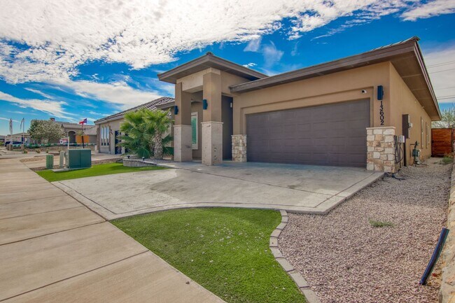 Building Photo - Beautiful East side House with 4 bed-2 baths