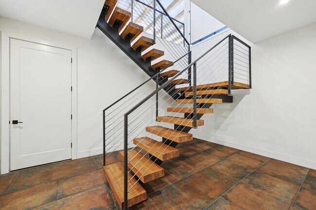 Building Photo - 8635 San Leandro Dr