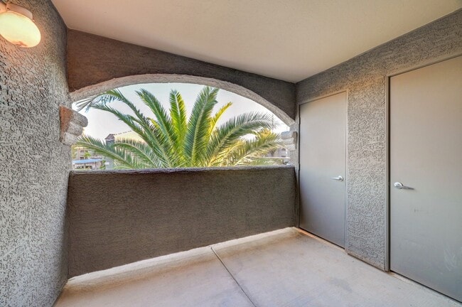 Building Photo - Charming 3 Bedroom Upstairs Condo in a Gat...