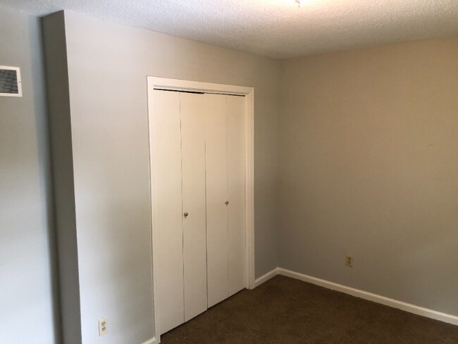 Building Photo - 11458 N Oak Trafficway