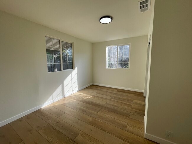 Building Photo - 1236 N Evergreen Ave