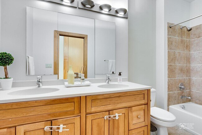 Building Photo - 1506 W Wilson Ave