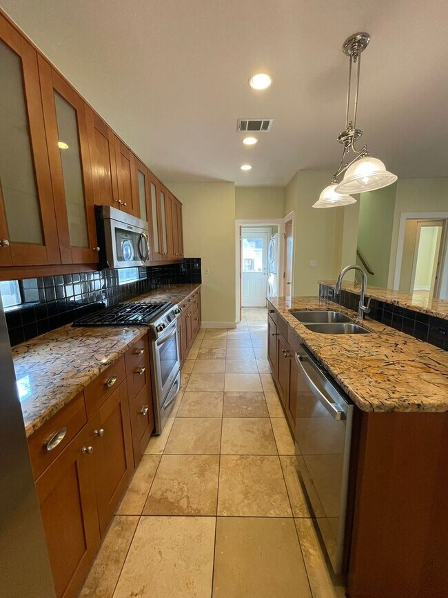 Building Photo - 5bed/3bath house in North Campus