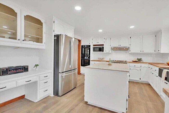 Building Photo - Large 4-bedroom Remodeled home in Lake Wildwood, Penn Valley, CA 95946