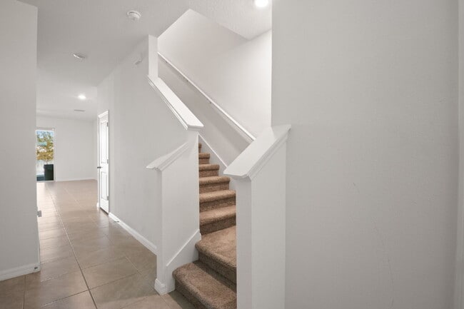 Building Photo - "Spacious 3-Bedroom Townhouse Oasis with 2.5 Baths in Serene Apollo Beach!"