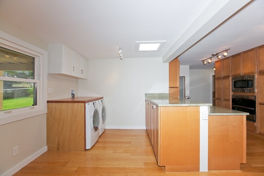 interior full size washer dryer - 3043 Alencastre Pl