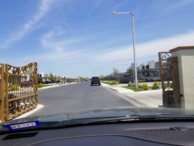 Building Photo - 904 E la Cantera Ave