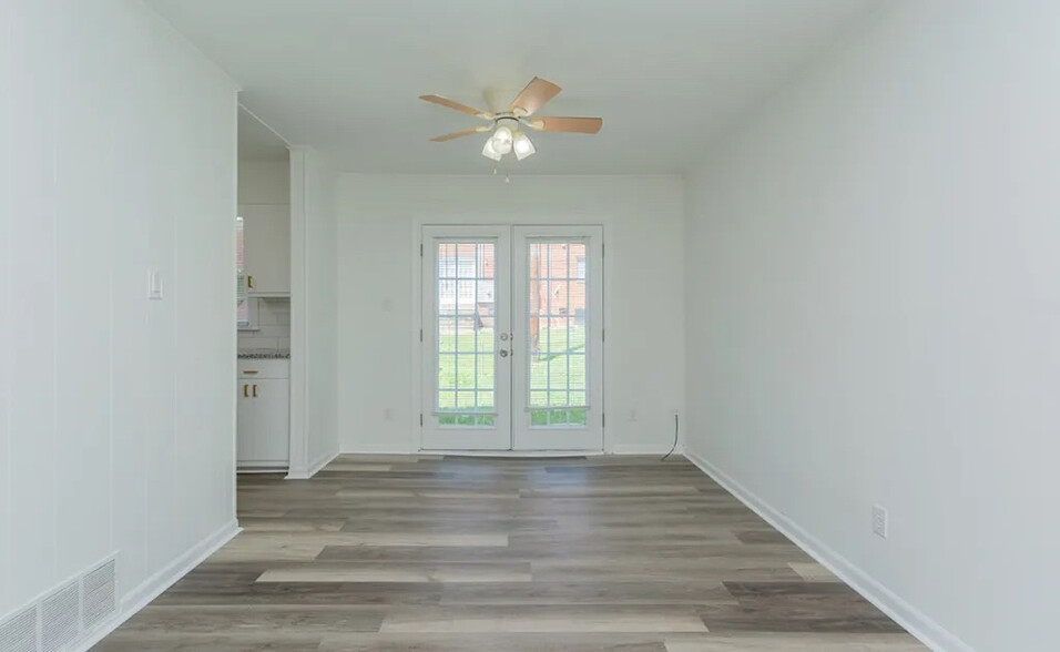 Building Photo - Room in Apartment on Greenbriar Rd