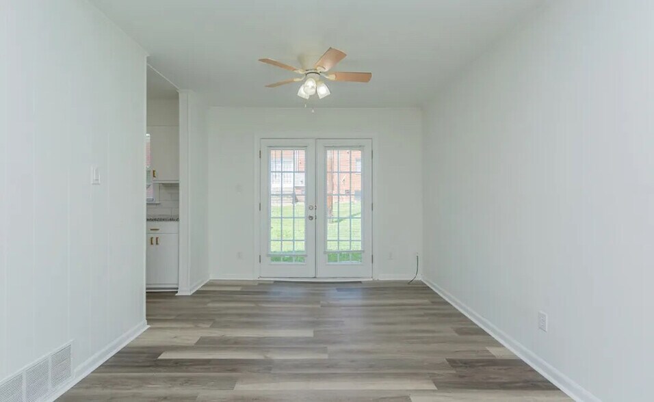 Building Photo - Room in Townhome on Greenbriar Rd