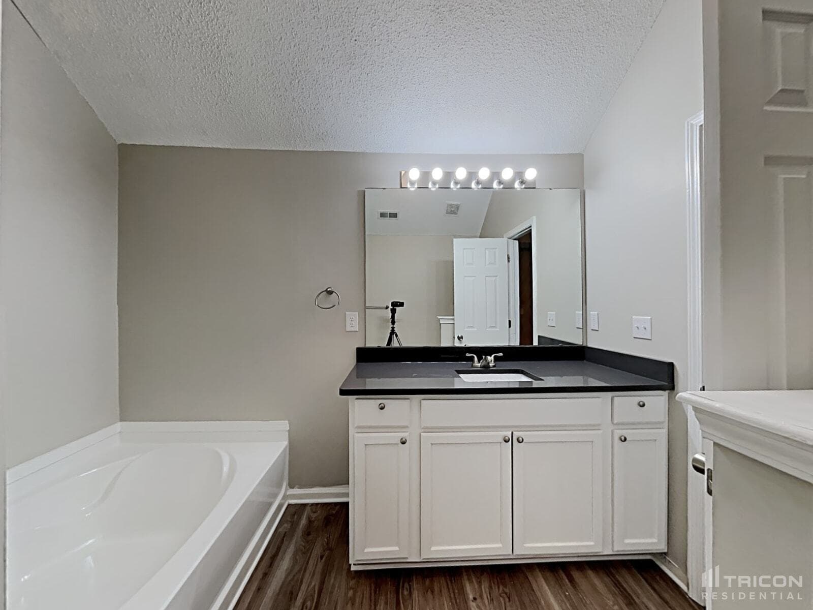 Building Photo - 5203 Grass Ridge Dr