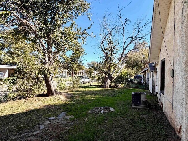 Building Photo - 2213 Bridwell St