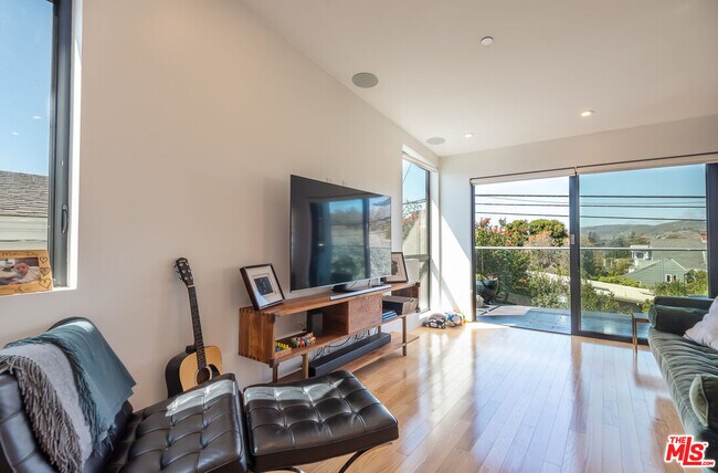 Building Photo - 581 Agate St