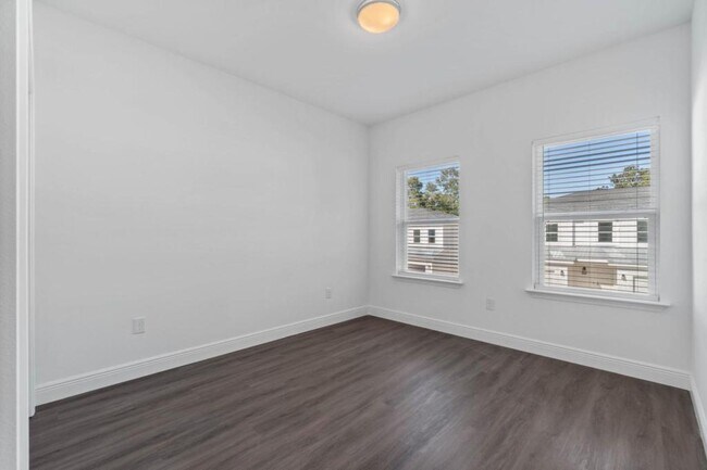 Building Photo - 533 Hill Ln